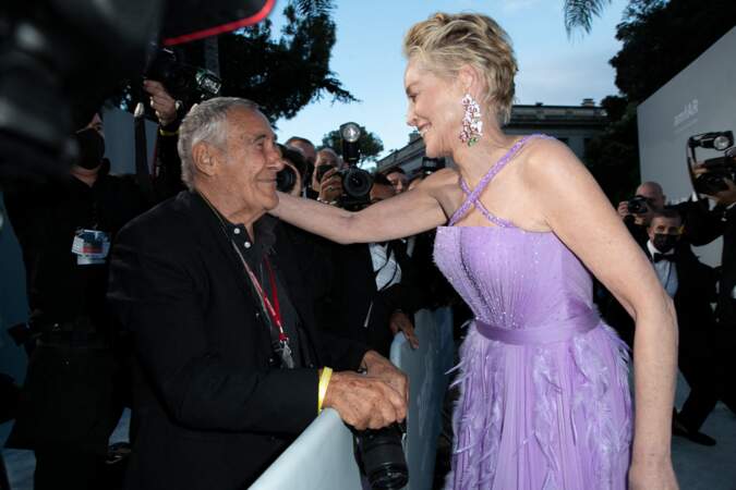Sharon Stone embrasse un photographe présent lors de la soirée du gala de l'amfAR à la Villa Eilen Roc, le 16 juillet 