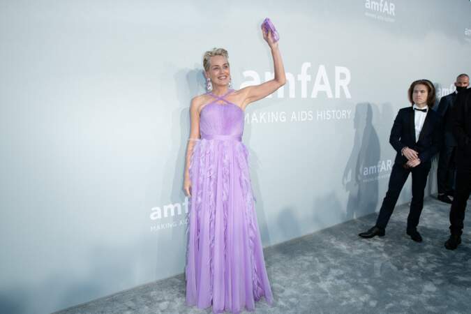 Sharon Stone a choisi une robe violette de la griffe Dolce & Gabbana pour sa venue à la soirée du gala de l'amfAR, ce 16 juillet 
