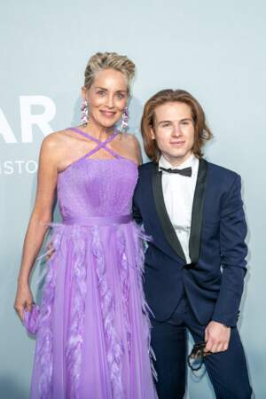 Sharon Stone et son fils Roan Joseph Bronstein pendant le photocall de la soirée du gala de l'amfAR, le 16 juillet 