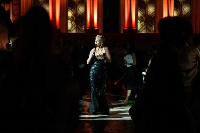 Sharon Stone dans une robe à paillettes noire signée Alberta Ferretti au gala de l'amfAR, le 16 juillet