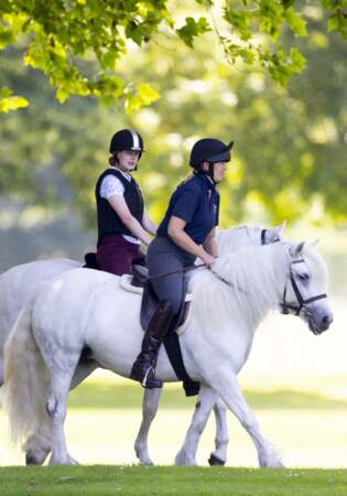 Lady Louise Windsor avec les poneys Fell offerts par le prince Philip, le 17 juillet 