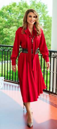 Rania de Jordanie très élégante en robe longue rouge et escarpins bronze.