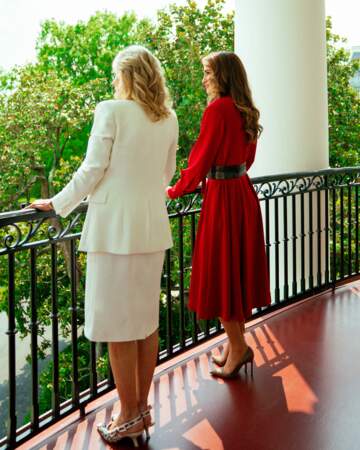 Rania de Jordanie a choisi des escarpins Manolo Blahnik et Jill Biden, des escarpins Dior
