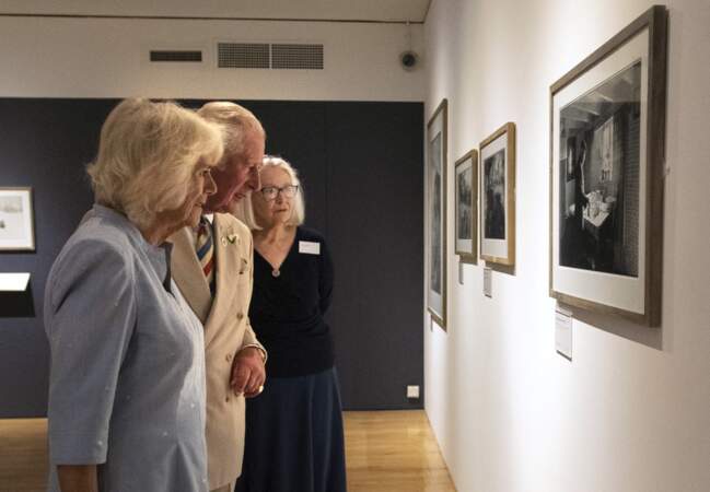 Le prince Charles et son épouse la duchesse de Cornouailles se sont rendus à la galerie d'art "The Burton" à l'occasion de son 70ème anniversaire, à Bideford, ce 21 juillet 2021.