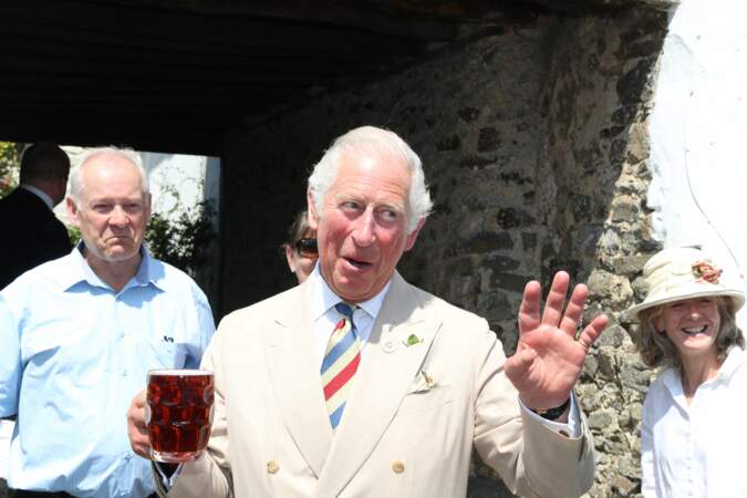 Le prince Charles est apparu souriant lors de sa venue dans un pub d'Iddesleigh, ce 21 juillet 2021.