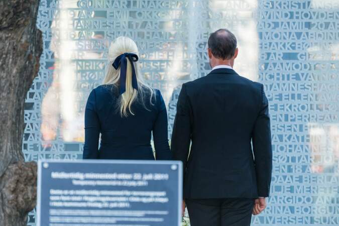 Dix ans après ces attentats, le prince Hakon de Norvège et son épouse la princesse Mette-Marit se sont recueillis devant une plaque commémorative en hommage aux victimes, à Oslo, ce 22 juillet 2021