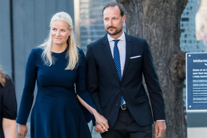 Main dans la main, la princesse Mette-Marit et le prince Haakon de Norvège ont tenu à être présents pour rendre hommage aux victimes de l'attentat d'Oslo de 2011, ce 22 juillet 2021