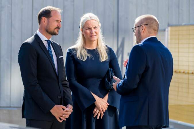Le temps de cette dixième cérémonie d'hommage, le prince Haakon de Norvège et sa femme la princesse Mette-Marit ont pu échanger avec les autres convives, à 0slo, ce 22 juillet 2021