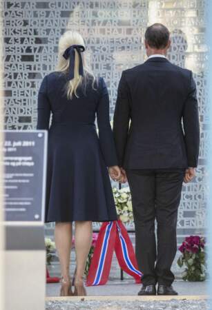 Lors de cette cérémonie, le prince Haakon de Norvège et la princesse Mette-Marit ont tenu une minute de silence devant la plaque commémorative sur laquelle sont inscrits les noms des victimes de l'attentat de 2011, à Oslo, ce 22 juillet 2021