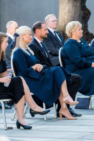 Atteinte d'une fibrose pulmonaire chronique, la princesse Mette-Marit de Norvège a tenu à accompagner son époux le prince héritier Haakon à la cérémonie de commémoration aux victimes de l'attentat d'Oslo, en 2011, ce 22 juillet 2021