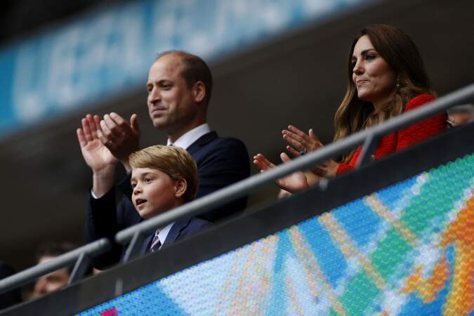 Heureux d'accompagner ses parents à un match de l'Euro 2021, le prince George est apparu fou de joie dans les tribunes du stade Wembley, à Londres, le 29 juin 2021