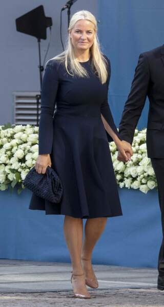 Ses cheveux blonds coiffés à l'aide d'un ruban bleu marine rappelant la couleur de sa robe trapèze, la princesse Mette-Marit de Norvège a accompli son devoir de future souveraine avec élégance, lors de la dixième cérémonie en hommage aux victimes de l'attentat d'Oslo de 2011, ce 22 juillet 2021