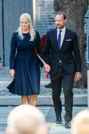La princesse Mette-Marit au bras de son époux le prince Haakon de Norvège pour rendre hommage aux victimes des attentats d'Oslo, ce 22 juillet 2021