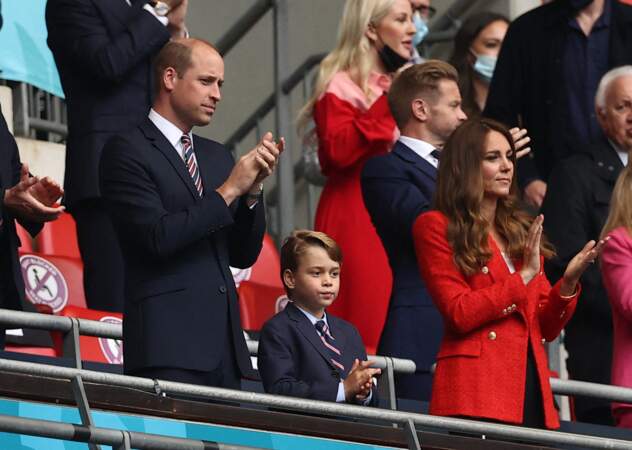 Le prince George est habillée comme son père, le prince William en costume et cravate lors du match de l'Euro,.