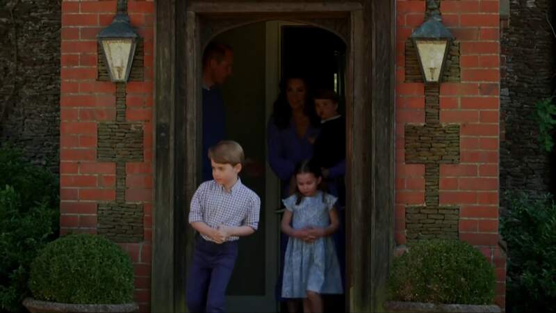 Le prince George prend la pose, suivi de sa soeur, son frère et ses parents, pour applaudir le personnel soignant, en avril 2020 