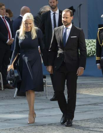 Le prince Haakon et la princesse Mette-Marit de Norvège arrivent à la cérémonie de commémoration en mémoire des victimes des attentats d'Oslo de 2011, ce 22 juillet 2021