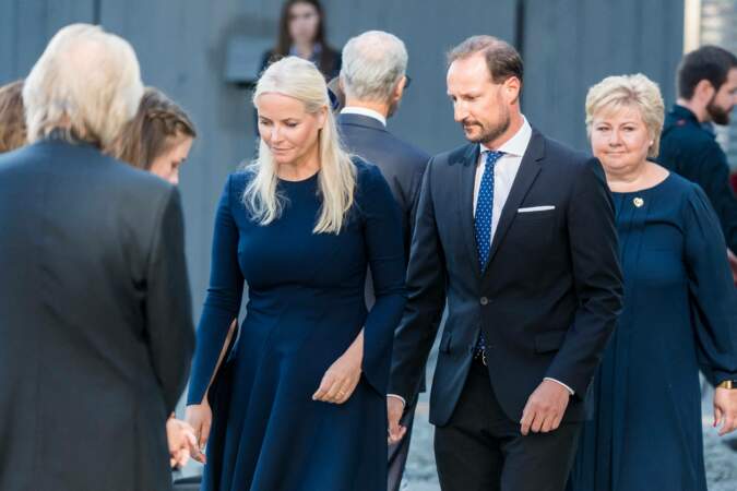 Le prince Haakon de Norvège, la princesse Mette-Marit et la Première ministre Erna Solberg arrivent à la dixième cérémonie hommage aux victimes de l'attentat d'Oslo en 2011, à Oslo, ce 22 juillet 2021