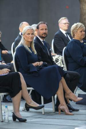 Pour compléter ce look sophistiqué et de circonstance, la princesse Mette-Marit de Norvège a enfilé une paire de sandales à talon beige, à Oslo, ce 22 juillet 2021