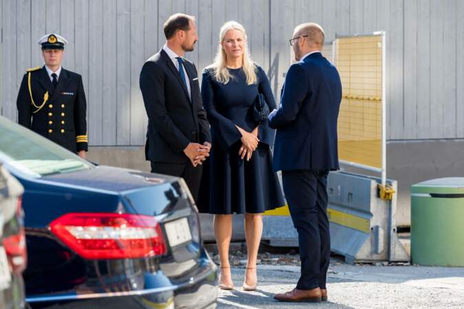 Malgré ses problèmes de santé, la princesse Mette-Marit de Norvège a tenu à accompagner son époux le prince Haakon pour rendre hommage aux victimes de l'attentat d'Oslo, ce 22 juillet 2021