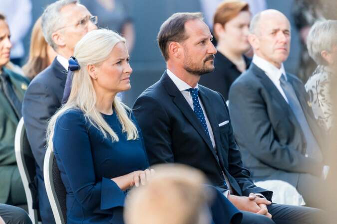 Au cours de cette cérémonie hommage, le prince Haakon de Norvège et sa femme la princesse Mette-Marit ont pu écouter le discours de la Première Ministre Erna Solberg, à Oslo, ce 22 juillet 2021