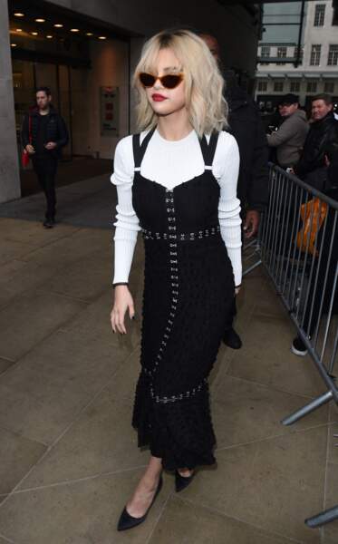 Selena Gomez en 2017 : Rock et Glamour en longue robe noire vintage et pull blanc