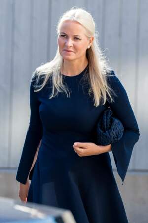 La princesse Mette-Marit de Norvège a rivalisé d'élégance dans une robe trapèze bleu marine aux longues manches fendues, à Oslo, ce 22 juillet 2021