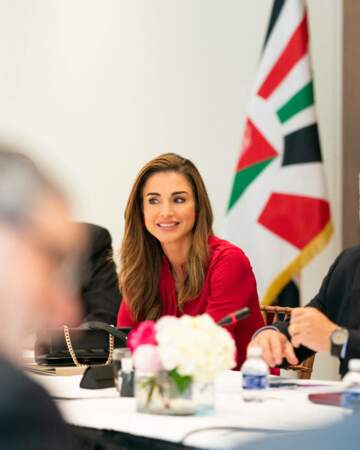 Le 21 juillet 2021, Rania de Jordanie s'était entretenue avec la first lady Jill Biden, autour d'une tasse de thé, pendant que son mari le roi Abdallah échangeait avec Joe Biden dans le Bureau Ovale.
