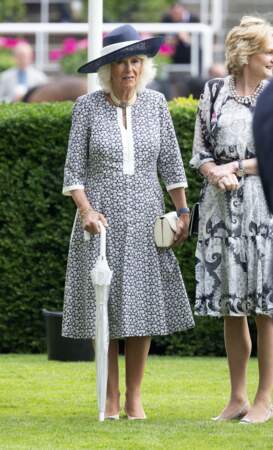Du chapeau aux chaussures, Camilla Parker Bowles a opté pour une robe fleurie à l'hippodrome d'Ascot pour le King George Diamond Weekend.