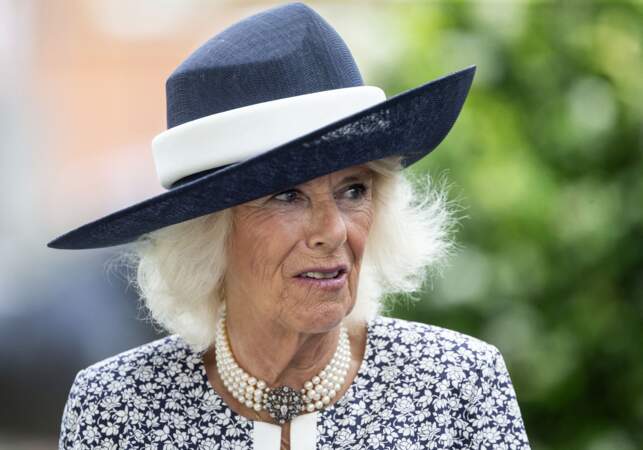 Camilla Parker Bowles sublimée par son chapeau bleu marine accordé à sa robe au King George Diamond Weekend.