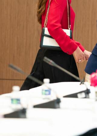 Reine du style, Rania de Jordanie était particulièrement élégante pour cette réunion à Washington, dans un chemisier rouge écarlate.