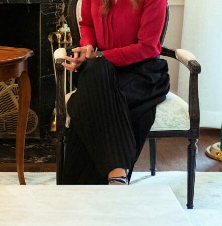 Après avoir opté pour une robe rouge écarlate, lors de sa rencontre avec Jill Biden, Rania de Jordanie a préféré choisir un pantalon noir fluide pour cette réunion à Washington.