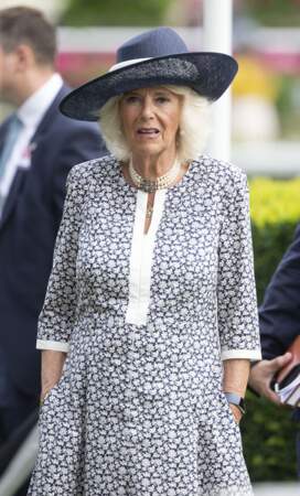 Camilla Parker Bowles a choisi une robe fleurie tout confort, lui permettant de mettre les mains dans ses poches lors du King George Diamond Weekend.