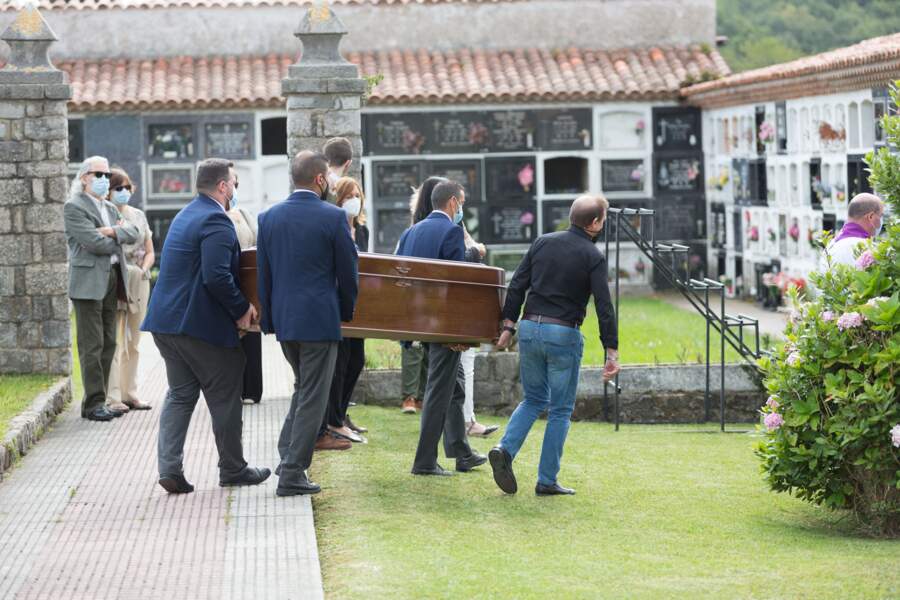 Le cercueil de Menchu Ortiz , figure du journalisme en Espagne, lors des obsèques à Ribadadasella, le 28 juillet 2021