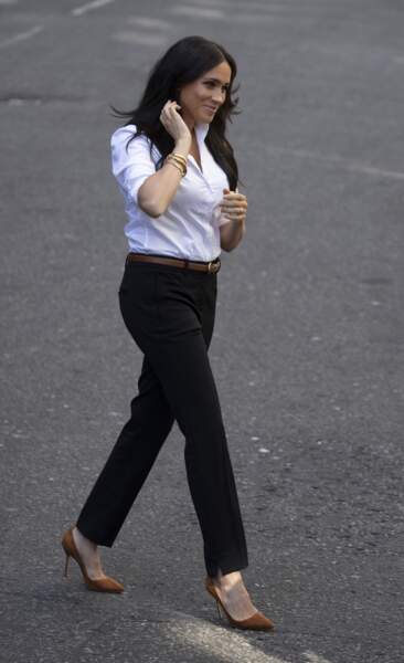 Meghan Markle en pantalon droit et chemise blanche cintrée