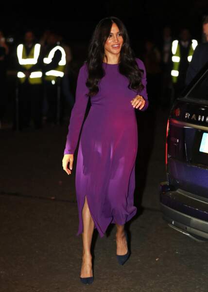 Meghan Markle ravissante en robe violette mi-longue