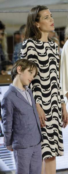 Ambassadrice Chanel, Charlotte Casiraghi rayonne en robe estivale de la Maison Haute-couture, auprès de son fils Raphaël Elmaleh