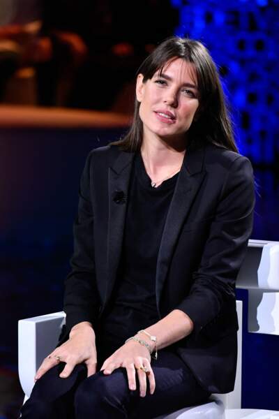 Charlotte Casiraghi élégante en costume noir sur le plateau de l’émission "Le parole della settimana"