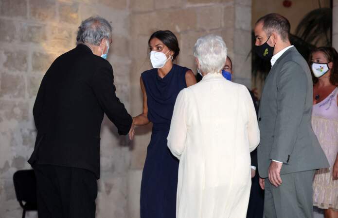 La reine Letizia d'Espagne serrant la main de Stephen Frears, les yeux émerveillés, le 1er août 2021