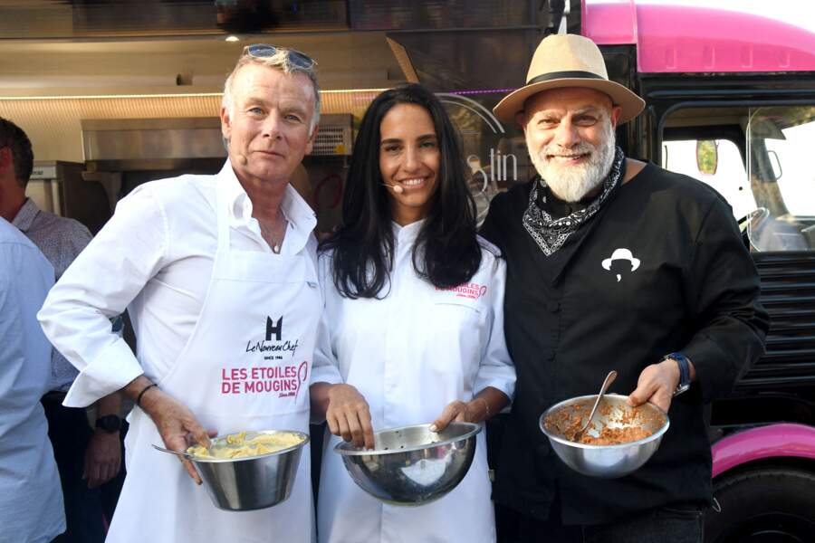 Franck Dubosc et sa femme Danièle ont enfilé leur tablier pour aider le chef cuisinier libanais Joe Barza, lors de la première journée du Liban, à Mougins, le 1er août 2021