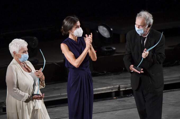 La reine Letizia d'Espagne remettant un prix aux acteurs Stephen Frears et Judi Dench le 1er août 2021