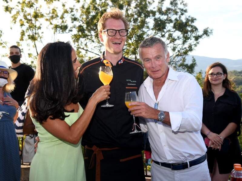 Lors de la première journée du Liban, Franck Dubosc et sa femme Danièle ont pu déguster des cocktails réalisés par Victor Delpierre, le champion du monde de cocktails, à Mougins, le 1er août 2021