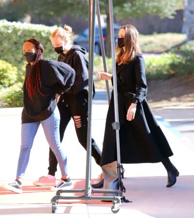 Angelina Jolie fait du shopping avec ses filles Zahara et Shiloh à Thousand Oaks, Los Angeles, le 6 février 2021. 