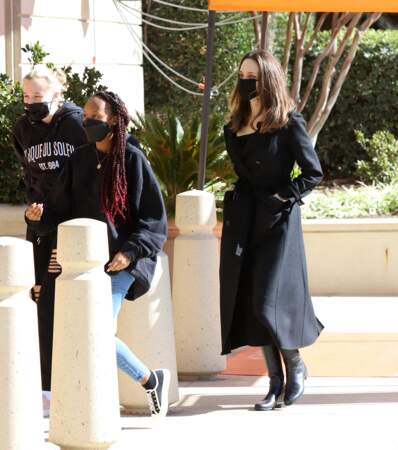 Angelina Jolie de sortie avec ses filles Zahara et Shiloh à Los Angeles, le 6 février 2021. 