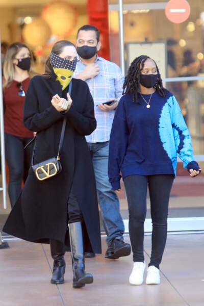 Angelina Jolie, masquée jusqu'aux yeux, et sa fille Zahara font quelques courses avant Noël au centre commercial "The Grove" à Los Angeles, le 20 décembre 2020. 