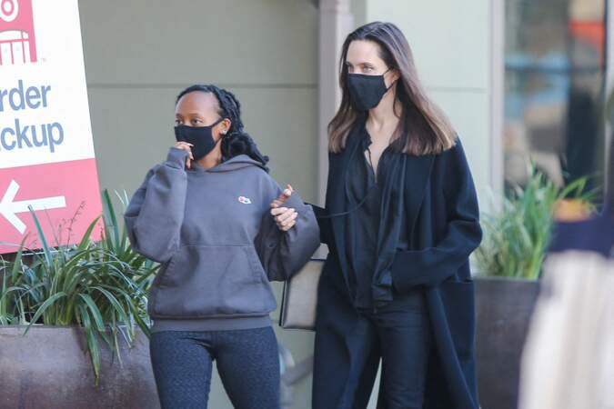 Angelina Jolie et sa fille Zahara Jolie-Pitt s'offrent une journée shopping mère fille à Los Angeles le 16 janvier 2021.