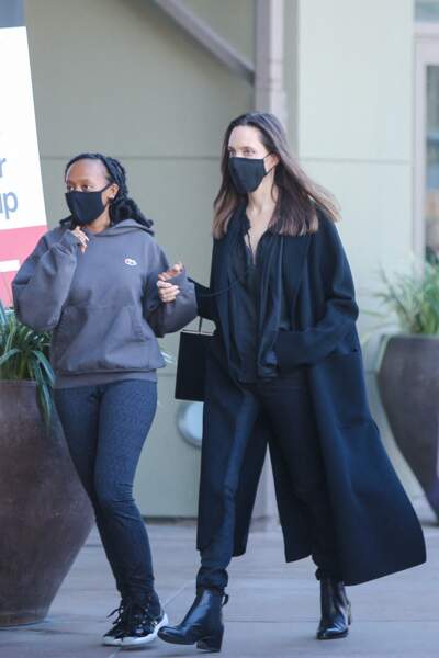 Angelina Jolie et sa fille Zahara se sont rendues au magasin Target, Starbucks et dans la librairie The Daily Planet pour acheter des magazines; à Los Angeles, le 16 janvier 2021.