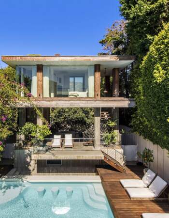 La maison de Pamela Anderson, située à Malibu comporte une grande piscine. 