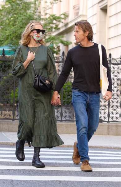 Julia Roberts, masquée, se promène avec son époux Danny Moder à Manhattan le 2 août dernier