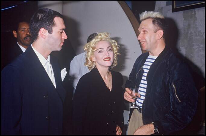 En 1990, Madonna et son frère Christopher Ciccone, aux côtés du créateur Jean-Paul Gaultier lors du vernissage de l'exposition de Christopher Ciccone à Paris, en 1990. 