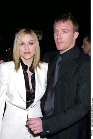 En 2001, à Los Angeles, Madonna assiste avec son second mari Guy Ritchie à la première du film Snatch.